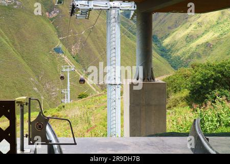 Telecabinas Kuelap Seilbahnsystem für die Erreichbarkeit der Kuelap Festungsruinen auf dem Berggipfel, Amazonas Region, Nordperu, Südamerika Stockfoto