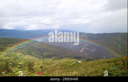 Unglaublicher Regenbogen über dem Hochlandtal von der antiken Zitadelle Kuelap in der Amazonas-Region, im Norden Perus, Südamerika Stockfoto