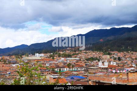 Atemberaubende Stadtlandschaft von Chachapoyas mit grauen, regnerischen Wolken, vom Mirador Luya Urco Aussichtspunkt, Chachapoyas, Amazonas Region, Peru, Sorth America aus gesehen Stockfoto