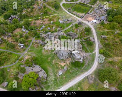 Ein Luftbild der Drohne, das die Brimham Rocks in den Yorkshire Dales, England, zeigt. Es ist eine ganz besondere Felsformation, wo man wandern kann. Stockfoto