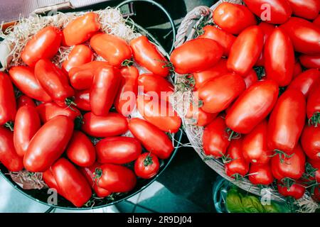 Pflaumentomaten, die auf einem grünen Markt verkauft werden Stockfoto