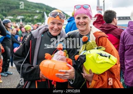 Kessock Ferry, Inverness, Großbritannien. 25. Juni 2023. Dies sind Szenen aus der Kessock Fähre Schwimmen, einer Wohltätigkeitsveranstaltung, bei der Schwimmer die alte Fährlinie zwischen Kessock und Beauly überqueren. Kredit: JASPERIMAGE/Alamy Live News Stockfoto