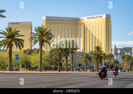 Las Vegas, Nevada - 2017. April: Mandalay Bay. Das Mandalay Bay ist das erste Hotel am Hauptboulevard der Stadt. Die goldene Fassade der Mandalay Bay funkelt in den Sonnenstrahlen. Stockfoto