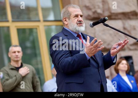 KIEW, UKRAINE - 26. JUNI 2023 - Vorsitzender des Mejlis des Krim-Tatar-Volkes Refat Chubarov hält eine Rede während der Feier der Krim Stockfoto