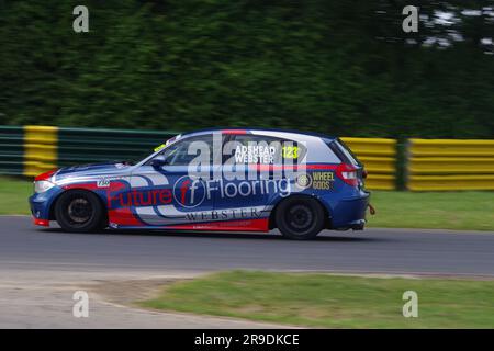 Dalton on Tees, 25. Juni 2023. Der BMW E87 116i von Jonny Webster und George Adshead in der Gaz-Trophäe „Shocks 116“ während des 750. Motor Club-Treffens im Croft Circuit. Kredit: Colin Edwards Stockfoto