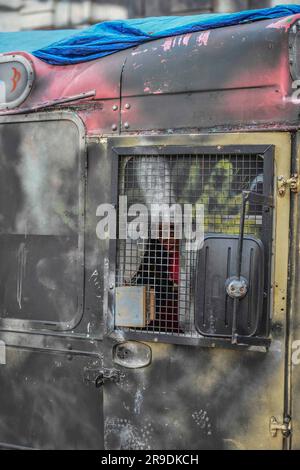 Ausgebrannter Eiswagen im Banksy's Dismaland Bemusement Park. Stockfoto