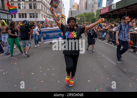 New York, New York, USA. 26. Juni 2023. (NEU) New York City Pride März 2023. 25. Juni 2023, New York, New York, USA: Staatsanwalt Darcel Clark aus der Bronx nimmt an der jährlichen New York City Pride Parade am 25. Juni 2023 in New York City Teil. (Kreditbild: © M10s/TheNEWS2 via ZUMA Press Wire) NUR REDAKTIONELLE VERWENDUNG! Nicht für den kommerziellen GEBRAUCH! Stockfoto