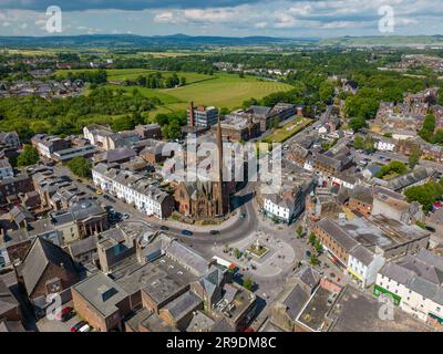 Luftdrohnenfoto des Stadtzentrums von Dumfries in Schottland. Es gibt eine Kirche neben einem Stadtplatz. Stockfoto