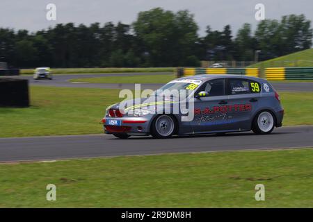 Dalton on Tees, 25. Juni 2023. Der BMW E87 116i von Rob Carvell und Harry Vaulkhard in The Gaz schockt die Trophäe 116 während des 750. Motor Club Meetings im Croft Circuit. Kredit: Colin Edwards Stockfoto