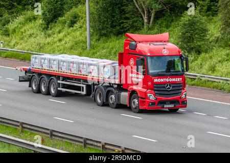 Montgomery Transport Group – Abteilung Transport. 2022 Mercedes-Benz Actros mit Tobermory-Steinmauer; Fahrt auf der Autobahn M6 im Großraum Manchester, Großbritannien Stockfoto