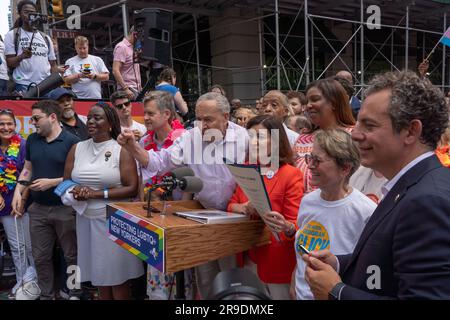 New York, New York, USA. 26. Juni 2023. (NEU) New York City Pride März 2023. 25. Juni 2023, New York, New York, USA: Mehrheitsführer des Senats, USA Senator Chuck Schumer (D-NY) spricht vor der jährlichen New York City Pride Parade am 25. Juni 2023 in New York City mit Medienvertretern während der Unterzeichnung eines Gesetzes, das den Empire State als „sicheren Hafen“ für die Trans Youth Ceremony festlegt. (Kreditbild: © M10s/TheNEWS2 via ZUMA Press Wire) NUR REDAKTIONELLE VERWENDUNG! Nicht für den kommerziellen GEBRAUCH! Stockfoto