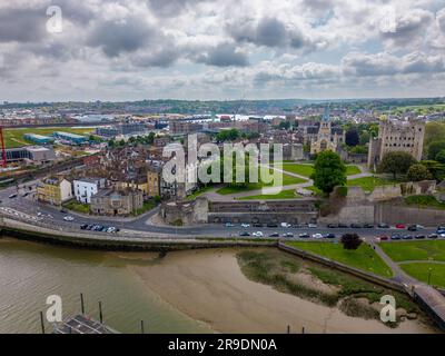 Drohnenfoto des Stadtzentrums von Rochester in Kent, England. Stockfoto