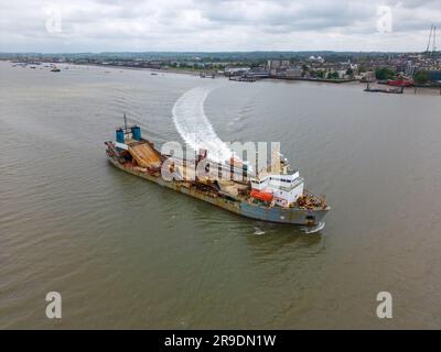 Luftdrohnenfoto eines großen Frachtschiffs, das auf der Themse und den Tilbury Docks in England segelt. Stockfoto