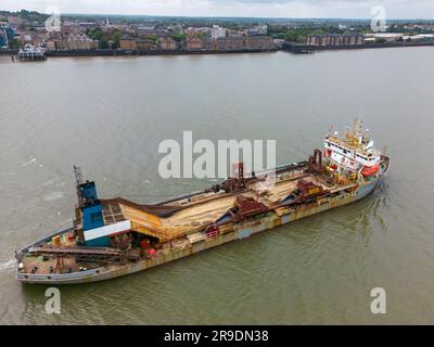 Luftdrohnenfoto eines großen Frachtschiffs, das auf der Themse und den Tilbury Docks in England segelt. Stockfoto