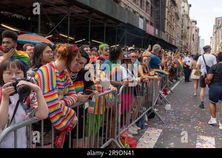 New York, New York, USA. 26. Juni 2023. (NEU) New York City Pride März 2023. 25. Juni 2023, New York, New York, USA: Zuschauer sehen die jährliche New York City Pride Parade am 25. Juni 2023 in New York City. (Kreditbild: © M10s/TheNEWS2 via ZUMA Press Wire) NUR REDAKTIONELLE VERWENDUNG! Nicht für den kommerziellen GEBRAUCH! Stockfoto