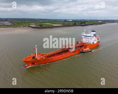 Luftdrohnenfoto eines großen Frachtschiffs, das auf der Themse und den Tilbury Docks in England segelt. Stockfoto