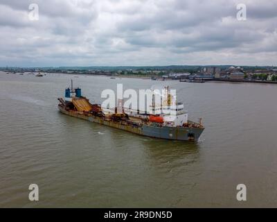 Luftdrohnenfoto eines großen Frachtschiffs, das auf der Themse und den Tilbury Docks in England segelt. Stockfoto