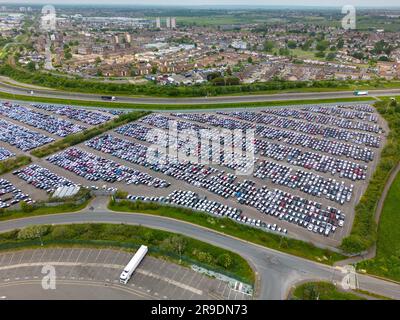 Luftaufnahme eines großen Parkplatzes im Hafen von Tilbury, England. Viele Autos werden hier in den Docks gelagert. Stockfoto