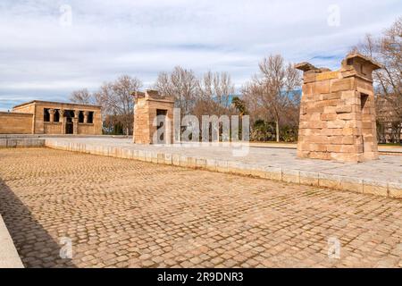 Madrid, Spanien - 16. FEBRUAR 2022: Der Tempel von Debod ist ein alter ägyptischer Tempel, der im Zentrum von Madrid, Spanien, demontiert und wieder aufgebaut wurde. Stockfoto