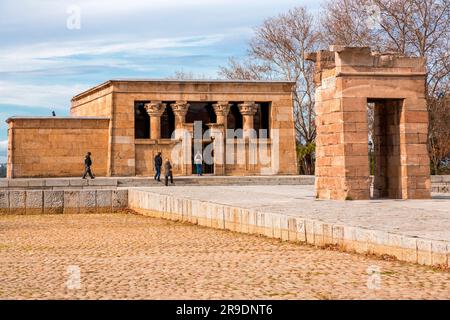 Madrid, Spanien - 16. FEBRUAR 2022: Der Tempel von Debod ist ein alter ägyptischer Tempel, der im Zentrum von Madrid, Spanien, demontiert und wieder aufgebaut wurde. Stockfoto