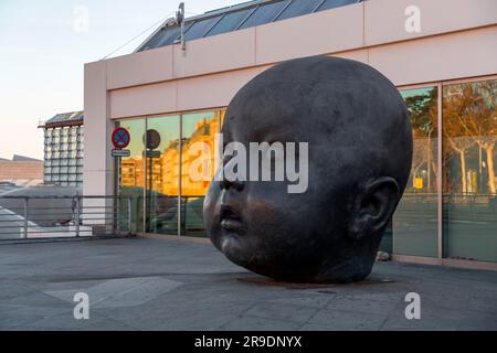 Madrid, Spanien – 17. FEBRUAR 2022: Bronzeskulpturen gigantischer Babykopfskulpturen von Antonio Lopez Garcia am Hauptbahnhof Puerta de Atocha in Madrid, Sp Stockfoto