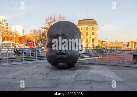 Madrid, Spanien – 17. FEBRUAR 2022: Bronzeskulpturen gigantischer Babykopfskulpturen von Antonio Lopez Garcia am Hauptbahnhof Puerta de Atocha in Madrid, Sp Stockfoto