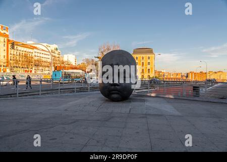 Madrid, Spanien – 17. FEBRUAR 2022: Bronzeskulpturen gigantischer Babykopfskulpturen von Antonio Lopez Garcia am Hauptbahnhof Puerta de Atocha in Madrid, Sp Stockfoto