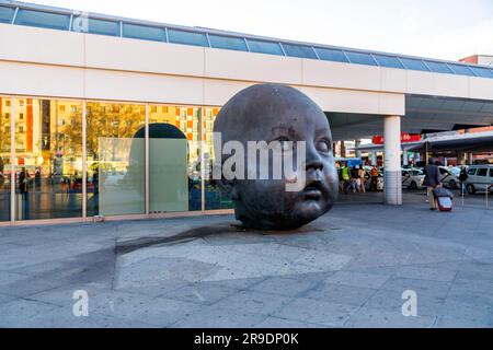 Madrid, Spanien – 17. FEBRUAR 2022: Bronzeskulpturen gigantischer Babykopfskulpturen von Antonio Lopez Garcia am Hauptbahnhof Puerta de Atocha in Madrid, Sp Stockfoto