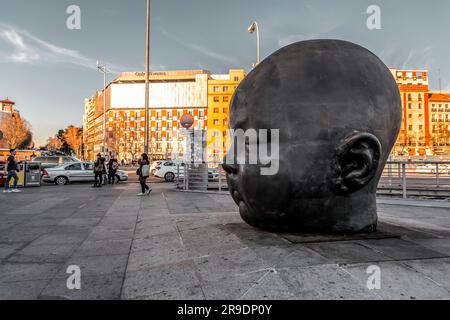 Madrid, Spanien – 17. FEBRUAR 2022: Bronzeskulpturen gigantischer Babykopfskulpturen von Antonio Lopez Garcia am Hauptbahnhof Puerta de Atocha in Madrid, Sp Stockfoto