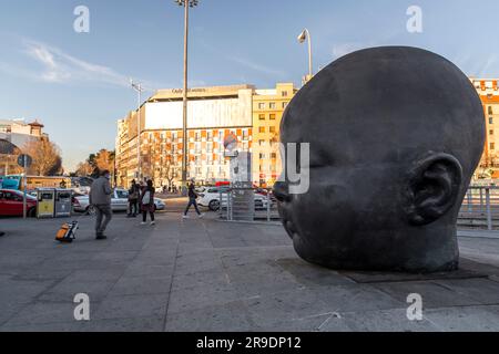 Madrid, Spanien – 17. FEBRUAR 2022: Bronzeskulpturen gigantischer Babykopfskulpturen von Antonio Lopez Garcia am Hauptbahnhof Puerta de Atocha in Madrid, Sp Stockfoto