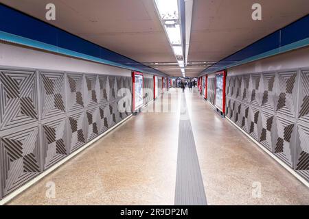 Madrid, Spanien - 17. FEBRUAR 2022: Innerhalb einer U-Bahnstation von Madrid, Spanien. Stockfoto