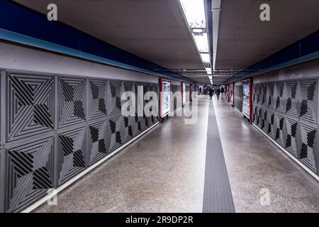 Madrid, Spanien - 17. FEBRUAR 2022: Innerhalb einer U-Bahnstation von Madrid, Spanien. Stockfoto