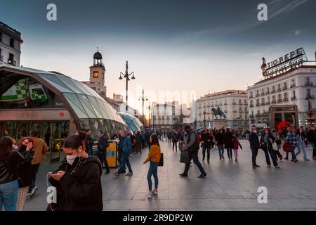 Madrid, Spanien - 16. FEBRUAR 2022: Puerta de Espana Tor zum Buen Retiro Park, einem großen städtischen Park in Madrid, Spanien. Stockfoto