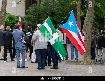 Eine Zusammenarbeit von Aktivistengruppen, darunter Mitglieder der Unabhängigkeitspartei für Puerto Rico, hielt am 22. Juni 2023 in New York (New York) am Dag Hammarskjold Plaza am 51. Jahrestag des Treffens in Puerto Rico eine Kundgebung vor dem Entkolonialisierungsausschuss der Vereinten Nationen ab. (Foto: Steve Sanchez/Sipa USA). Stockfoto