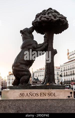 Madrid, Spanien - 17. FEBRUAR 2022: Die Bärenstatue und der Erdbeerbaum, El Oso y el Madrono ist eine Skulptur aus der zweiten Hälfte des 20. Cents Stockfoto