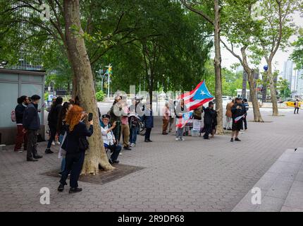 Eine Zusammenarbeit von Aktivistengruppen, darunter Mitglieder der Unabhängigkeitspartei für Puerto Rico, hielt am 22. Juni 2023 in New York (New York) am Dag Hammarskjold Plaza am 51. Jahrestag des Treffens in Puerto Rico eine Kundgebung vor dem Entkolonialisierungsausschuss der Vereinten Nationen ab. (Foto: Steve Sanchez/Sipa USA). Stockfoto