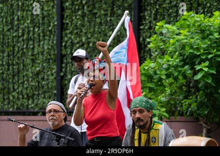 Eine Zusammenarbeit von Aktivistengruppen, darunter Mitglieder der Unabhängigkeitspartei für Puerto Rico, hielt am 22. Juni 2023 in New York (New York) am Dag Hammarskjold Plaza am 51. Jahrestag des Treffens in Puerto Rico eine Kundgebung vor dem Entkolonialisierungsausschuss der Vereinten Nationen ab. (Foto: Steve Sanchez/Sipa USA). Stockfoto