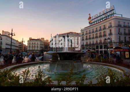 Madrid, Spanien - 17. FEBRUAR 2022: Die Puerta del Sol ist ein öffentlicher Platz in Madrid, einer der bekanntesten und geschäftigsten Orte der Stadt. Die Mitte des Stockfoto