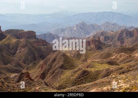 Regenbogen-Berglandschaft im Binggou Danxia Scenic Area Stockfoto