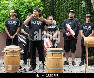 Eine Zusammenarbeit von Aktivistengruppen, darunter Mitglieder der Unabhängigkeitspartei für Puerto Rico, hielt am 22. Juni 2023 in New York (New York) am Dag Hammarskjold Plaza am 51. Jahrestag des Treffens in Puerto Rico eine Kundgebung vor dem Entkolonialisierungsausschuss der Vereinten Nationen ab. (Foto: Steve Sanchez/Sipa USA). Stockfoto