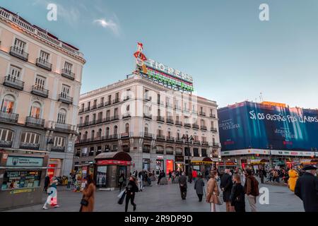 Madrid, Spanien - 17. FEBRUAR 2022: Die Puerta del Sol ist ein öffentlicher Platz in Madrid, einer der bekanntesten und geschäftigsten Orte der Stadt. Die Mitte des Stockfoto