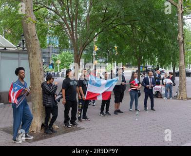 Eine Zusammenarbeit von Aktivistengruppen, darunter Mitglieder der Unabhängigkeitspartei für Puerto Rico, hielt am 22. Juni 2023 in New York (New York) am Dag Hammarskjold Plaza am 51. Jahrestag des Treffens in Puerto Rico eine Kundgebung vor dem Entkolonialisierungsausschuss der Vereinten Nationen ab. (Foto: Steve Sanchez/Sipa USA). Stockfoto