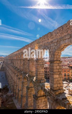 Das antike römische Aquädukt von Segovia, eines der am besten erhaltenen erhöhten römischen Aquädukte und das wichtigste Symbol von Segovia. Stockfoto