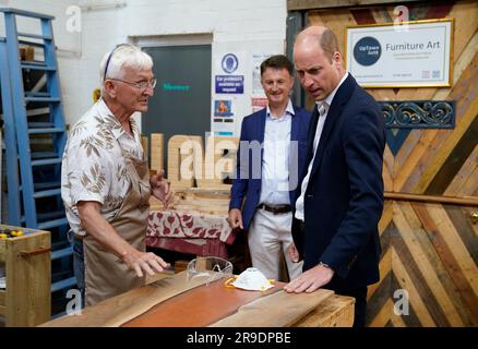 Der Prince of Wales (rechts) während eines Besuchs im Faithworks Carpentry Workshop in Bournemouth, Dorset, als Teil seiner Tour durch Großbritannien, um ein Projekt zur Beendigung der Obdachlosigkeit zu starten. Foto: Montag, 26. Juni 2023. Stockfoto