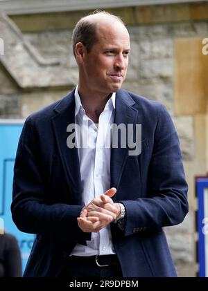 Der Prince of Wales während eines Besuchs im Faithworks Carpentry Workshop in Bournemouth, Dorset, als Teil seiner Reise durch Großbritannien, um ein Projekt zur Beendigung der Obdachlosigkeit zu starten. Foto: Montag, 26. Juni 2023. Stockfoto