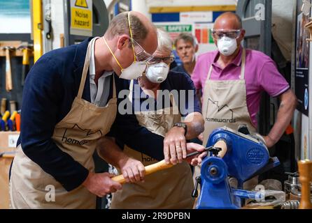 Der Prince of Wales verwendet eine Drehmaschine während seines Besuchs im Faithworks Carpentry Workshop in Bournemouth, Dorset, um im Rahmen seiner Tour durch Großbritannien ein Projekt zur Beendigung der Obdachlosigkeit zu starten. Foto: Montag, 26. Juni 2023. Stockfoto