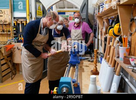 Der Prince of Wales verwendet eine Drehmaschine während seines Besuchs im Faithworks Carpentry Workshop in Bournemouth, Dorset, um im Rahmen seiner Tour durch Großbritannien ein Projekt zur Beendigung der Obdachlosigkeit zu starten. Foto: Montag, 26. Juni 2023. Stockfoto