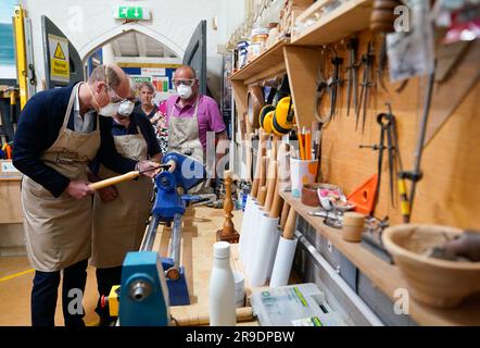 Der Prince of Wales verwendet eine Drehmaschine während seines Besuchs im Faithworks Carpentry Workshop in Bournemouth, Dorset, um im Rahmen seiner Tour durch Großbritannien ein Projekt zur Beendigung der Obdachlosigkeit zu starten. Foto: Montag, 26. Juni 2023. Stockfoto