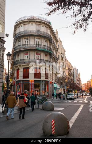 Madrid, Spanien - 17. FEBRUAR 2022: Allgemeine Architektur und Blick auf die Straße von Madrid, der Hauptstadt Spaniens. Stockfoto