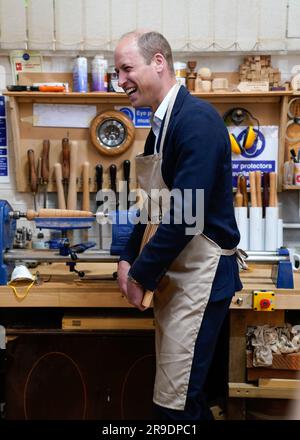 Der Prince of Wales während eines Besuchs im Faithworks Carpentry Workshop in Bournemouth, Dorset, als Teil seiner Reise durch Großbritannien, um ein Projekt zur Beendigung der Obdachlosigkeit zu starten. Foto: Montag, 26. Juni 2023. Stockfoto